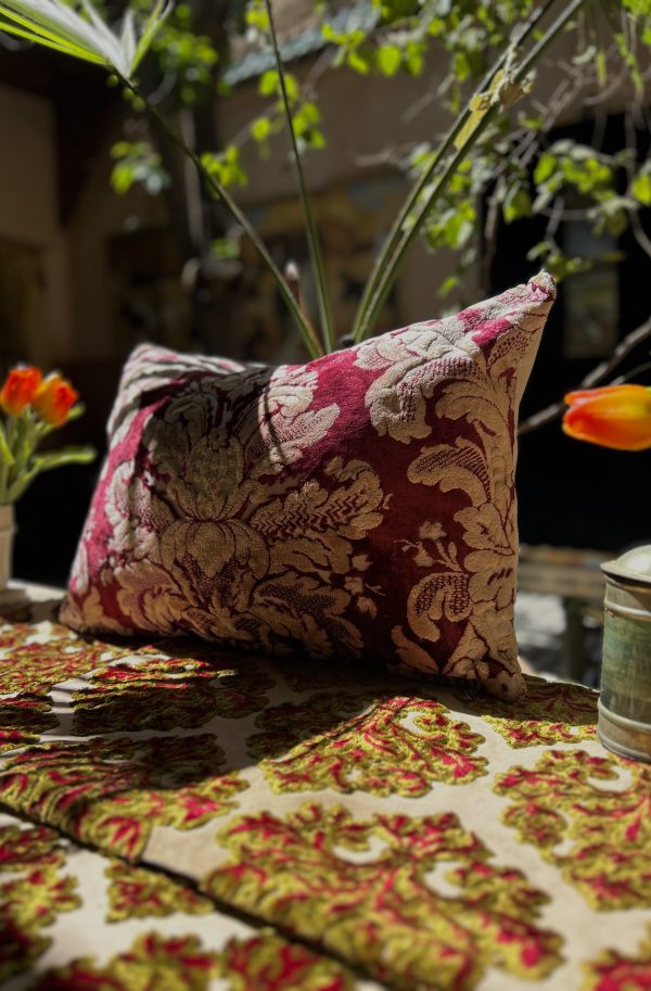 coussin velours bordeaux, style aroque mobra marocain